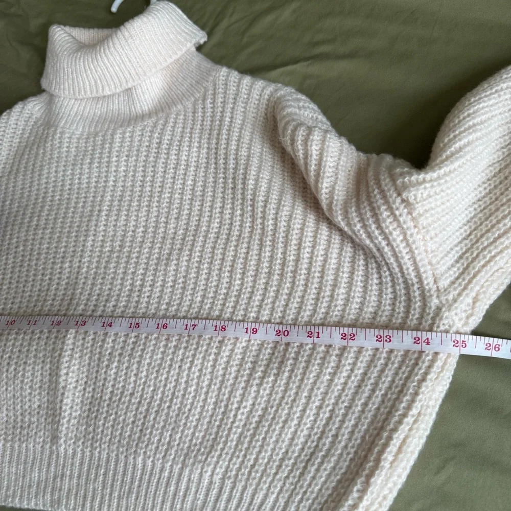 Cropped Cream Turtleneck Knit Sweater size M - Picture 4 of 5
